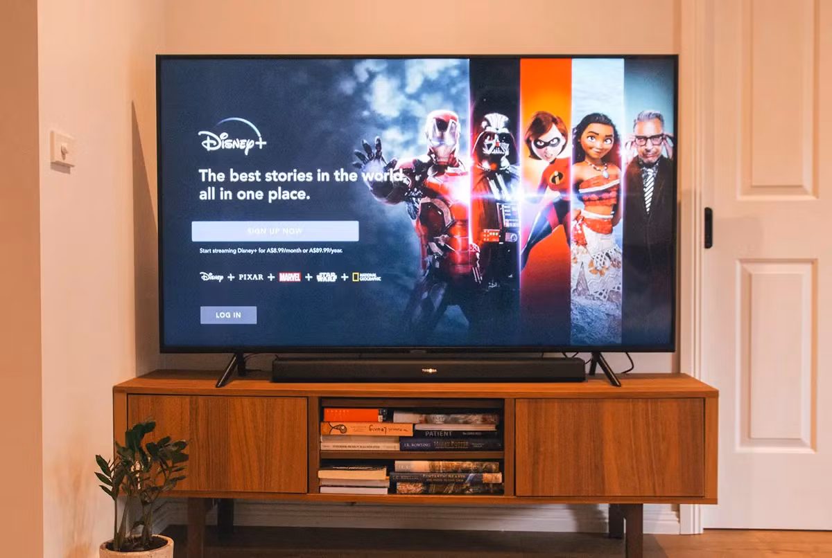 Một chiếc TV bật liên tục có thể khiến người khác nghĩ rằng bạn đang không muốn tiếp khách.