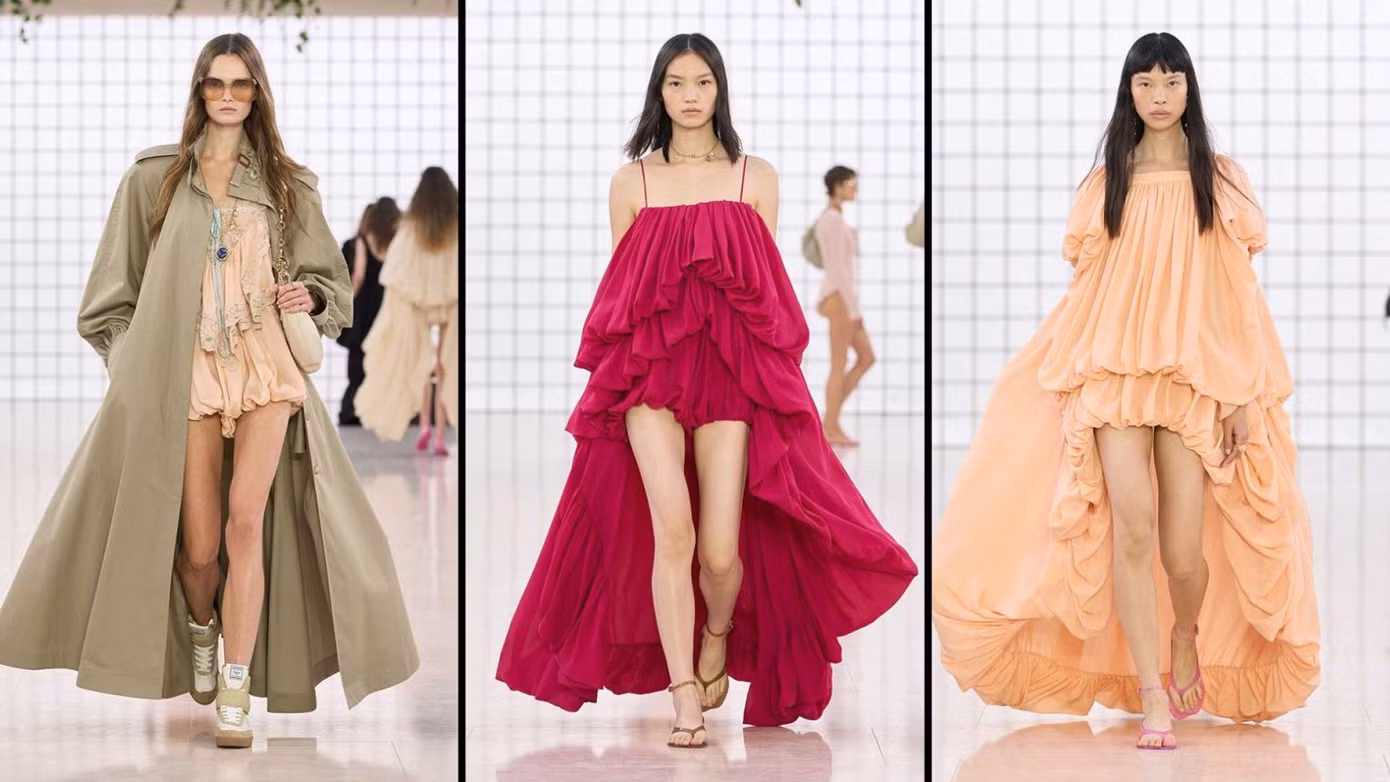 Chloé Xuân Hè 2025 đã cho hồi sinh những thiết kế của huyền thoại Karl Lagerfeld, khi ông còn là Giám đốc sáng tạo của thương hiệu, với những chiếc tay áo phồng tinh tế, bồng bềnh.