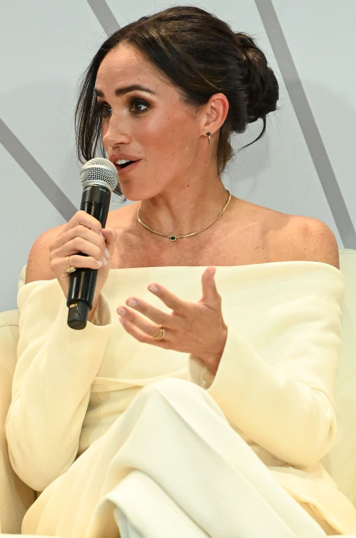 Kiểu trang điểm lông mày này rất phù hợp phong cách cổ điển và sang trọng mà Meghan Markle luôn theo đuổi. Kiểu trang điểm lông mày này rất phù hợp phong cách cổ điển và sang trọng mà Meghan Markle luôn theo đuổi.