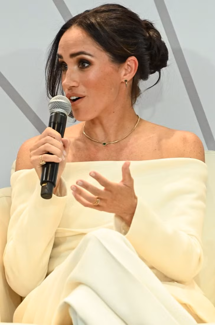 Kiểu trang điểm lông mày này rất phù hợp phong cách cổ điển và sang trọng mà Meghan Markle luôn theo đuổi.