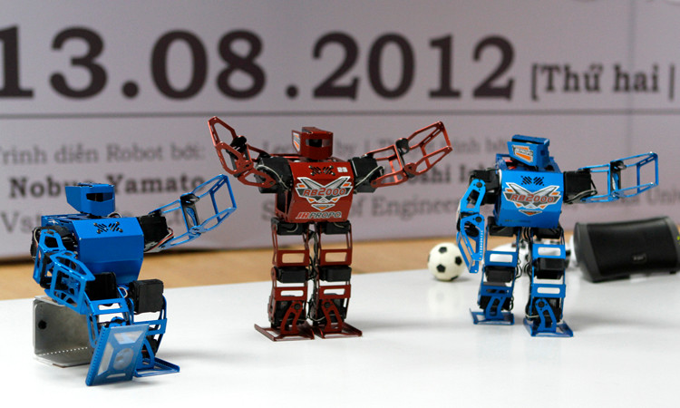 Nhạc công robot chơi đàn, chơi trống