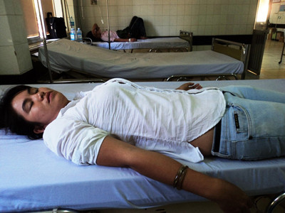 Chị Oanh trong một lần bị đánh đập phải đi cấp cứu tại bệnh viện