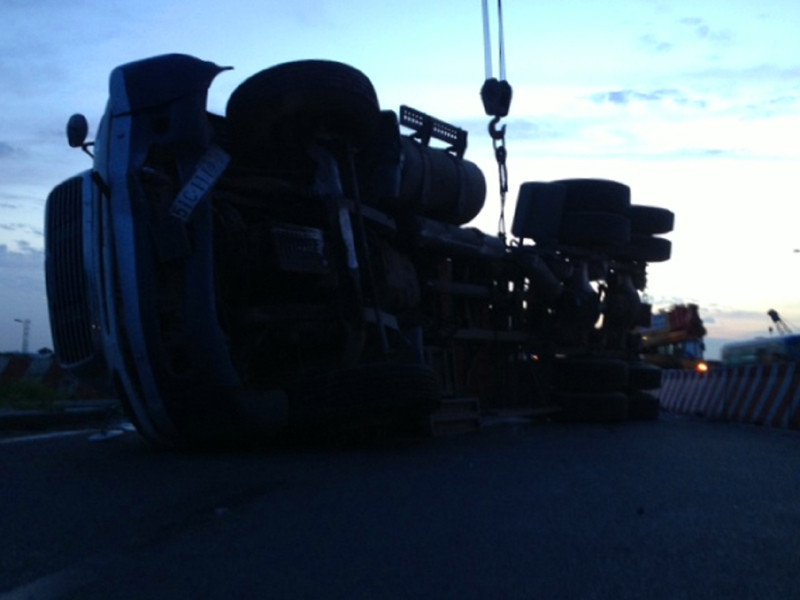 Hiện trường vụ lật xe. Hiện trường vụ lật xe