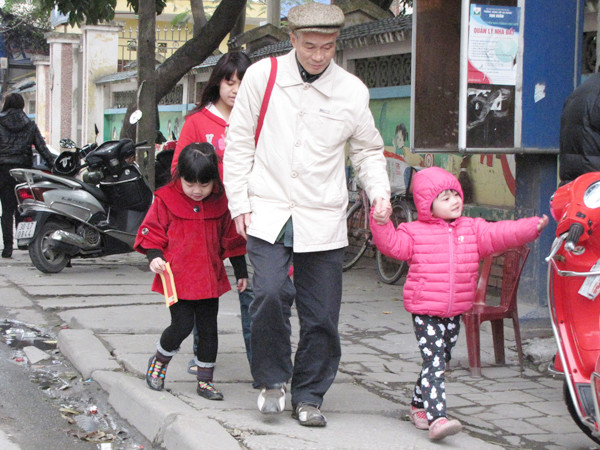 Bố mẹ bận đi làm, ông bà thường là người đón các cháu từ trường về nhà. Ảnh: Trường Phong