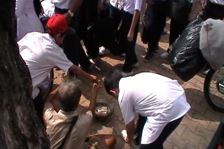 Học sinh thương cụ già nên đã cho tiền rất nhiều