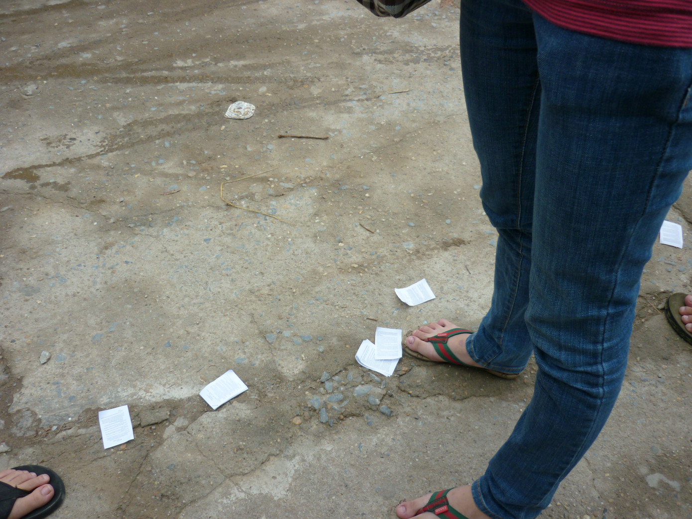 Học sinh vứt phao trước sân trường THPT Trần Hưng Đạo. Ảnh: HT