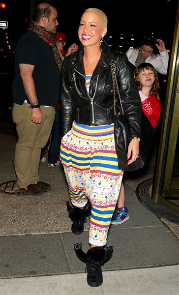 Amber Rose cười rất tươi. Quả thực, thứ gì trên người cô lúc này cũng gây cười cả