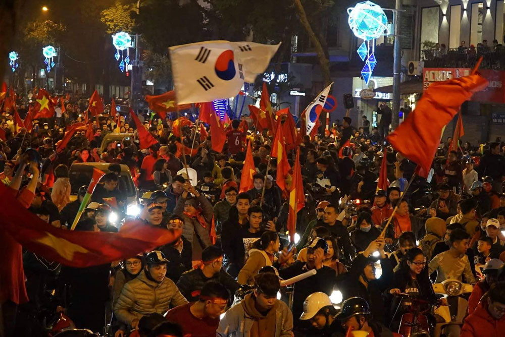 CĐV cả nước xuống đường mừng đội tuyển Việt Nam ảnh 20