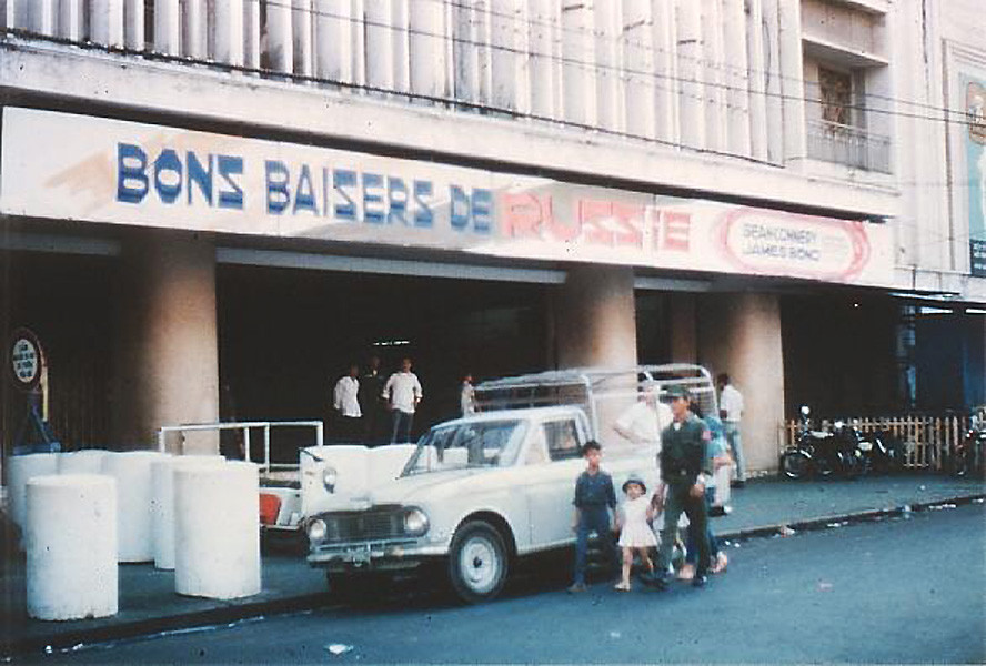 Sài Gòn những năm 1968-1969. Rạp chiếu phim Rex. Rạp Rex chiếu phim hay nổi tiếng thời bấy giờ ở Sài Gòn, chủ là ông bà Ưng Thi dòng dõi hoàng tộc. Nội thất thiết kế đẹp, ghế nệm rộng ngồi rất êm và có máy lạnh