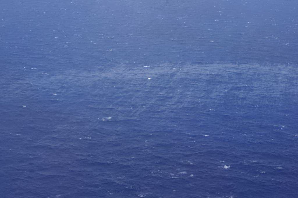 Vệt dầu còn nổi trên mặt biển. Vết dầu còn nổi trên mặt biển