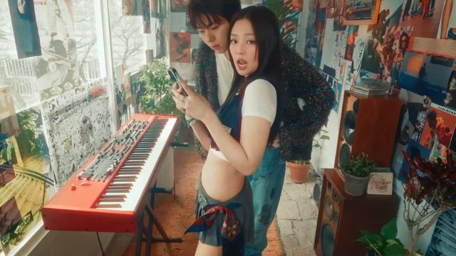 Jennie khoe vòng eo săn chắc trong MV SPOT!.