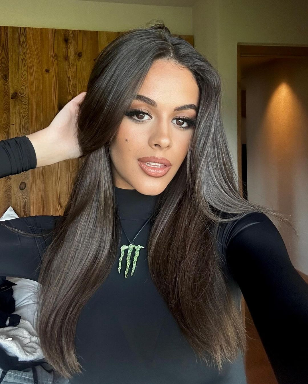 Tổ chức lần đầu tại Việt Nam vào năm 2023, Miss Charm – Hoa hậu Sắc đẹp Quốc tế lần thứ nhất có sự tham gia của 38 người đẹp. Người chiến thắng là đại diện Brazil - Luma Russo. Đại diện Việt Nam là Đặng Dương Thanh Thanh Huyền lọt vào top 20 chung cuộc.