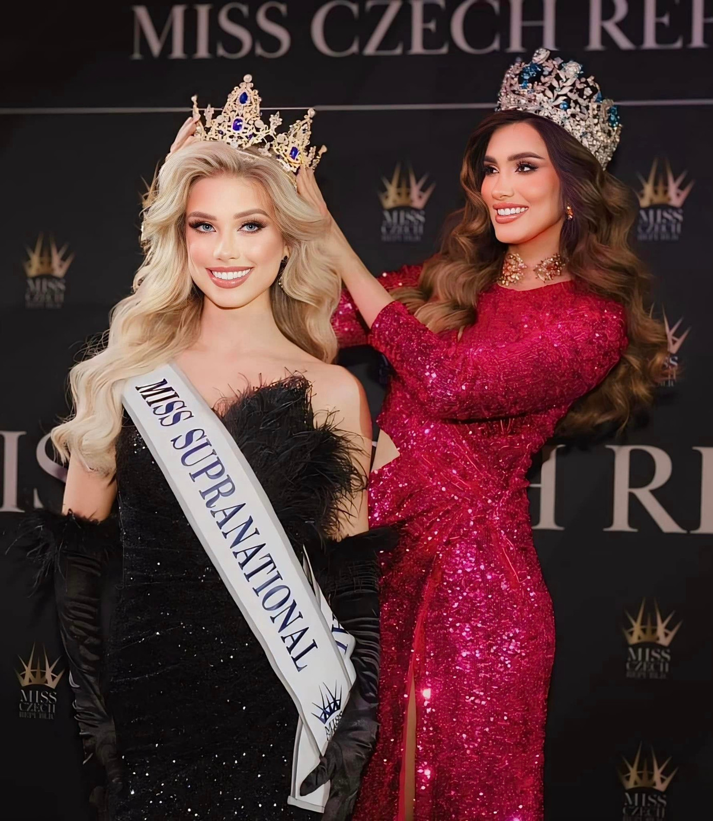 Justýna Zedníková được đương kim Hoa hậu Siêu quốc gia 2023 Andrea Aguilera trao sash và vương miện.