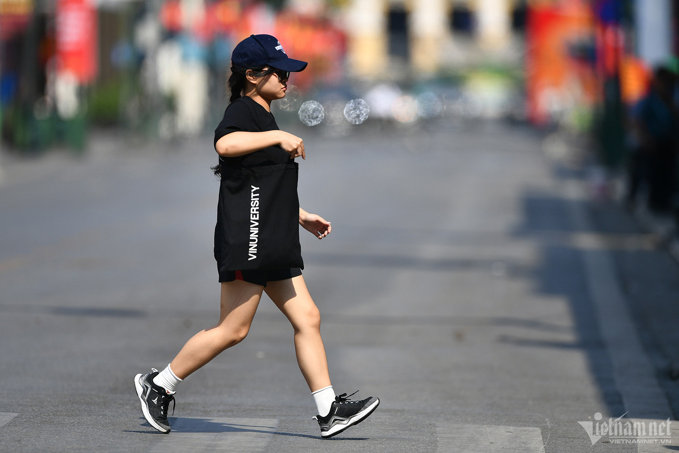 Trên phố đi bộ chiều nay, nhìn đâu cũng chỉ thấy nam thanh, nữ tú co chân chạy vội vã trốn nắng.