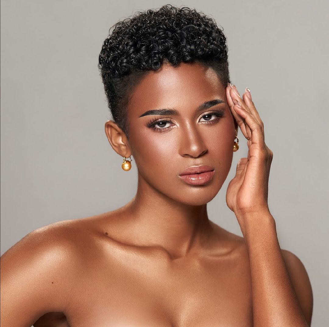 Người đẹp Alexie Mae Brooks đang gây chú ý trong quá trình tham gia cuộc thi Hoa hậu Hoàn vũ Philippines 2024 với mái tóc tém ấn tượng và thân hình săn chắc, múi bụng rắn rỏi. Cô là thí sinh nhận được nhiều sự yêu mến của khán giả.