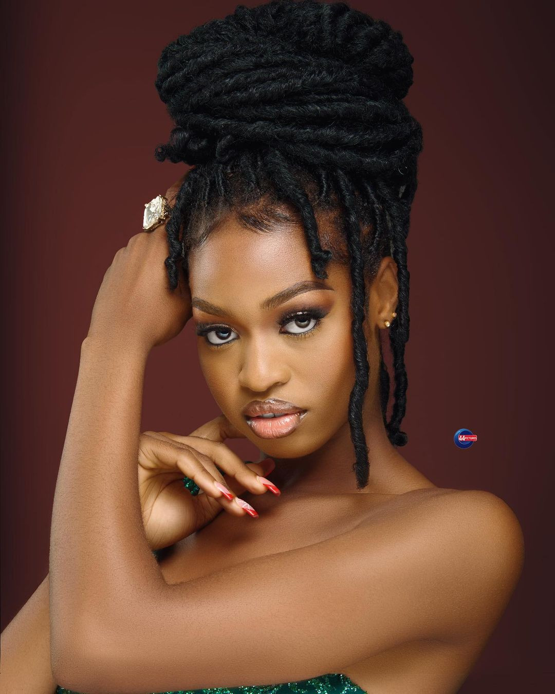 Người đẹp năm nay 21 tuổi, đã có bằng về kế toán.