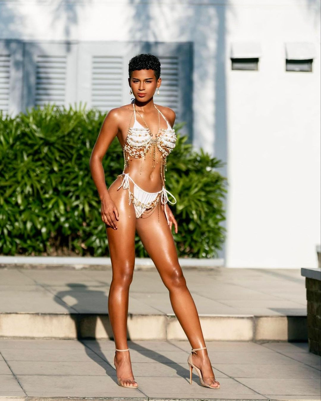 Người đẹp năm nay 22 tuổi, là vận động viên điền kinh quốc gia từng tham gia SEA Games. Alexie Mae Brooks có vẻ ngoài mạnh mẽ, cá tính. Sau khi đăng quang, cô nhận nhiều lời chê bai từ khán giả vì vẻ ngoài mạnh mẽ, nam tính. Tuy nhiên, kể từ khi tham dự Hoa hậu Hoàn vũ Philippines, Alexie đổi phong cách ăn mặc. Cô chuộng những thiết kế cắt xẻ táo bạo và nóng bỏng.