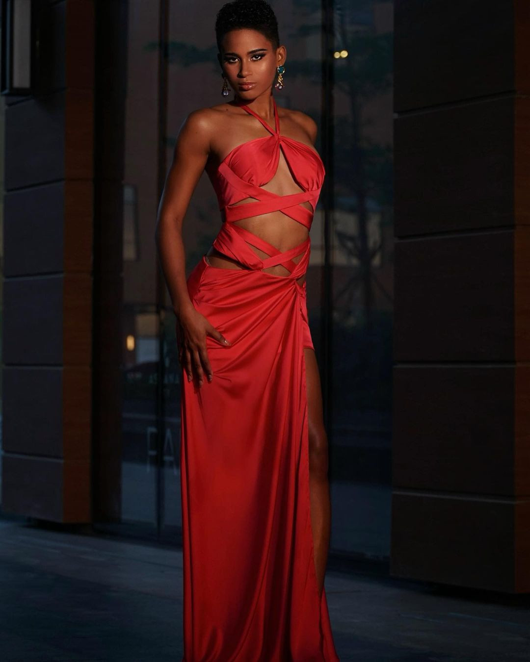 Người đẹp tóc tém thường xuyên mặc những bộ váy ôm sát, cut-out khoe nét đẹp rắn rỏi của cơ thể.