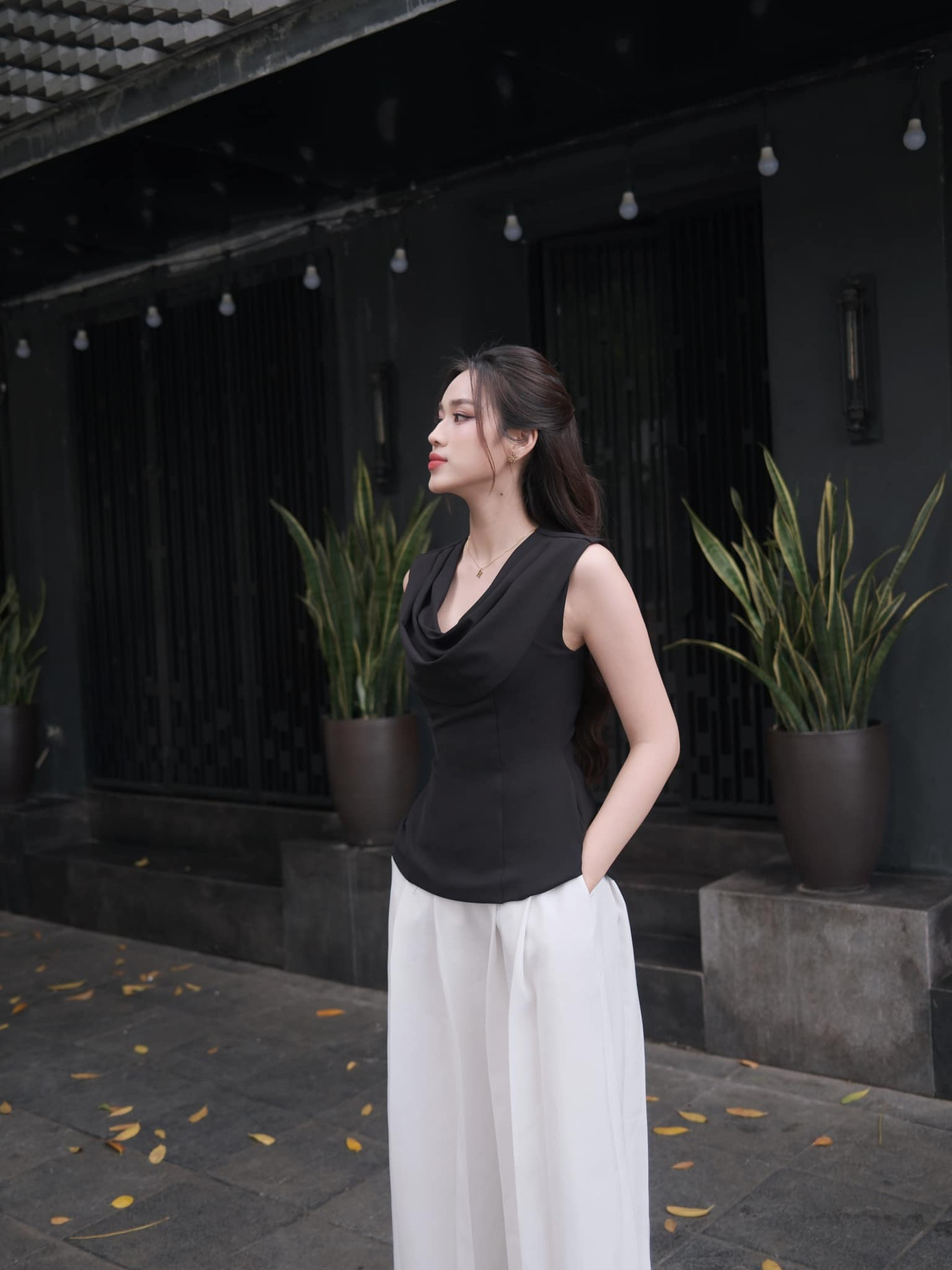 Hoa hậu Đỗ Thị Hà diện trang phục trắng - đen thanh lịch khi xuống phố ngày lễ.