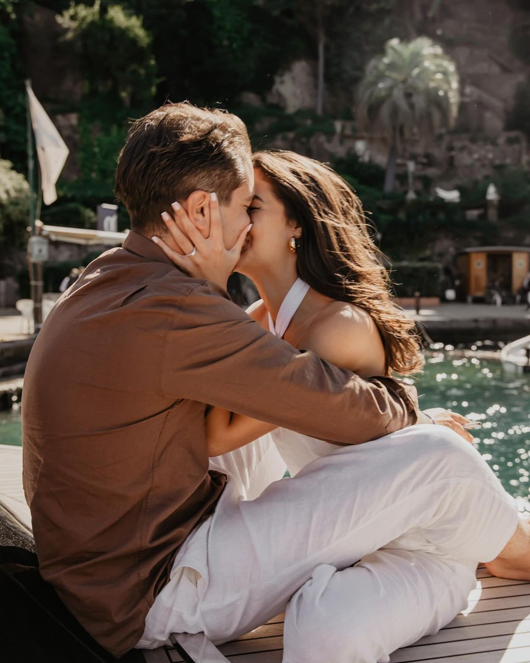 Ngày 20/4, Miss Charm Italia 2024 - Sofia Ferraris - chia sẻ trên trang cá nhân hình ảnh cô được bạn trai doanh nhân quỳ gối cầu hôn. Bạn trai cầu hôn Sofia Ferraris trong một buổi tiệc được tổ chức trên du thuyền với sự tham dự của bạn bè thân thiết. Người đẹp đã xúc động nói đồng ý.