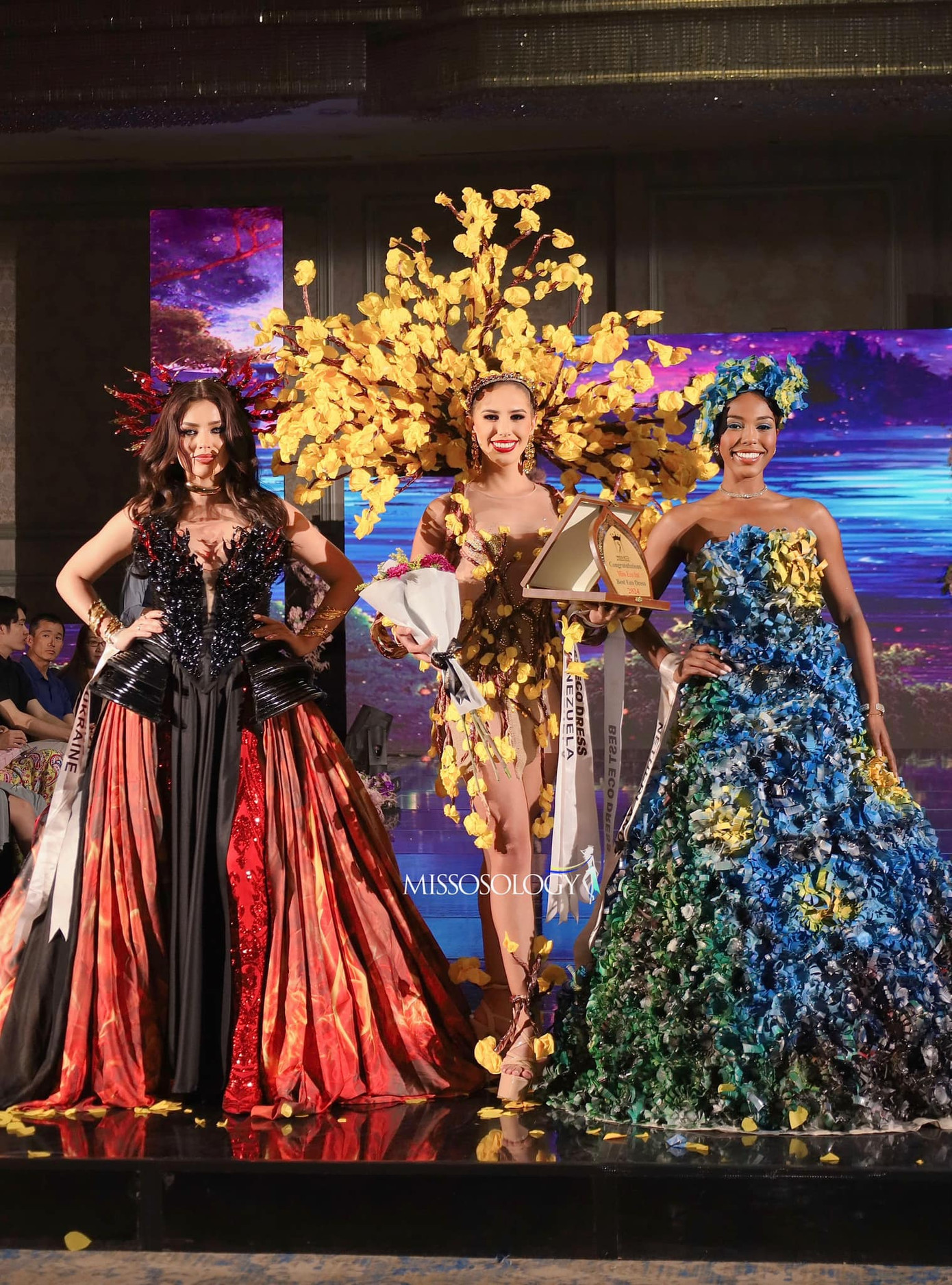 Ngày 26/4 đã diễn ra phần thi bán kết của cuộc thi Miss Eco International - Hoa hậu Môi trường Thế giới 2024. Trong đêm thi, các thí sinh đã trình diễn phần thi Eco Dress, dành cho những thiết kế lấy ý tưởng từ việc bảo vệ môi trường. Từ những vật liệu như túi nilon, rác thải tái chế, các thí sinh cùng ê-kíp đã thực hiện những bộ váy để truyền tải thông điệp bảo vệ môi trường sống xung quanh chúng ta. Cuối đêm thi, ban tổ chức trao giải nhất cho người đẹp Venezuela, giải nhì cho người đẹp Hà Lan và giải ba cho người đẹp Ukraine.