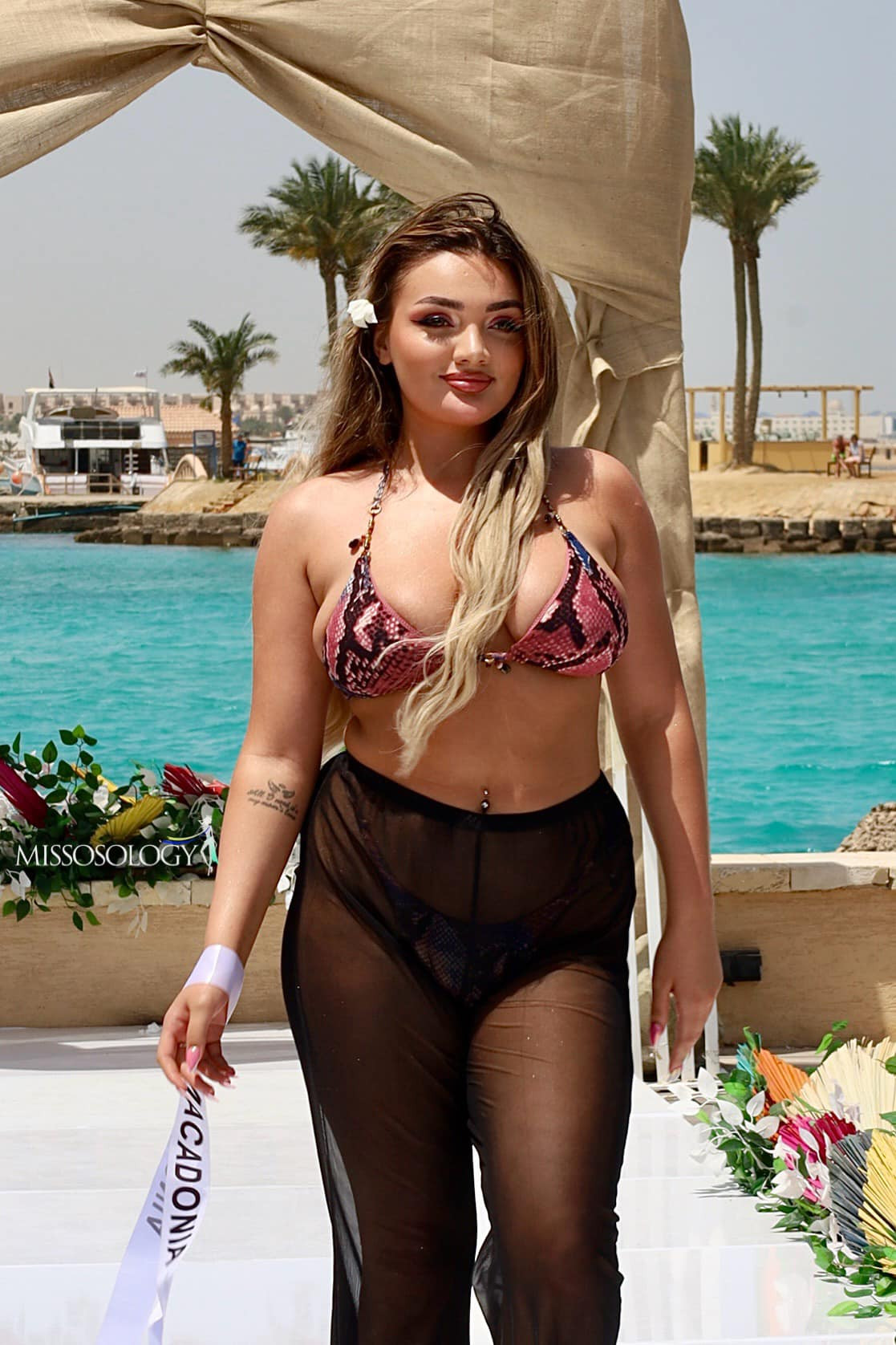 Nhiều người đẹp lộ vóc dáng đẫy đà, vòng eo bánh mì khi chọn sai trang phục. Cuộc thi Hoa hậu Môi trường Thế giới 2024 diễn ra tại Ai Cập từ ngày 18 đến 28/4. Đây là năm thứ 10 cuộc thi được tổ chức, với thông điệp về bảo vệ môi trường.