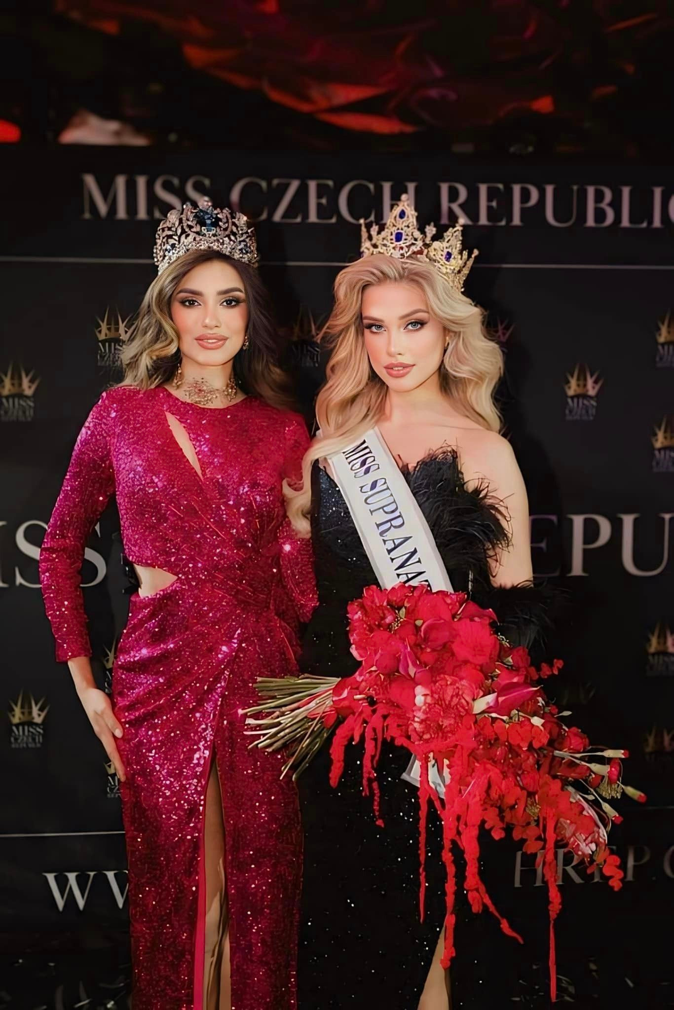 Justýna Zedníková được đương kim Hoa hậu Siêu quốc gia 2023 Andrea Aguilera trao sash và vương miện.