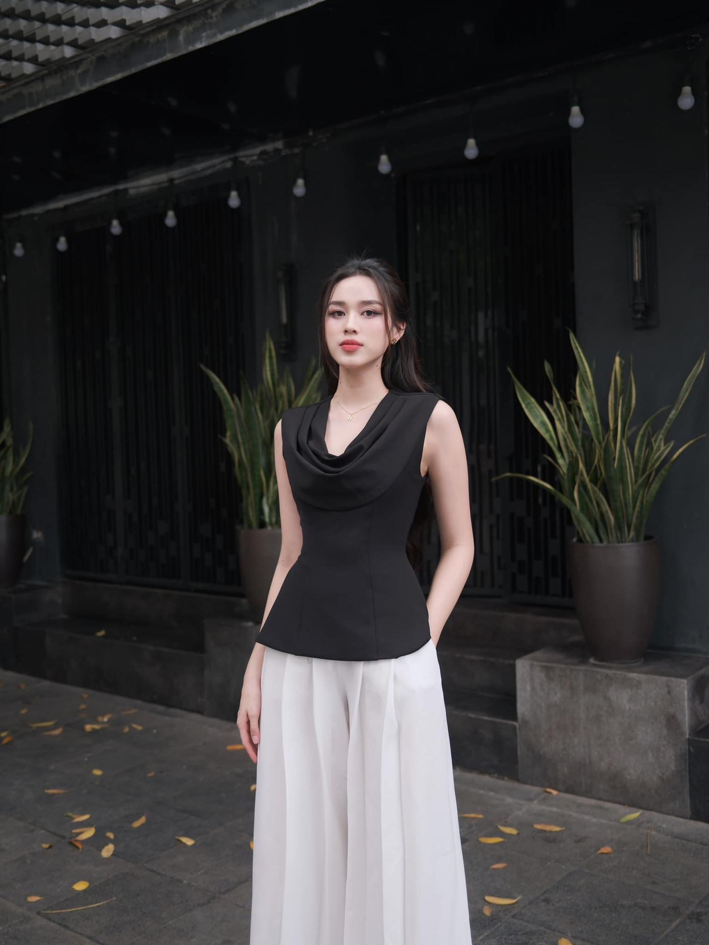 Hoa hậu Đỗ Thị Hà diện trang phục trắng - đen thanh lịch khi xuống phố ngày lễ.