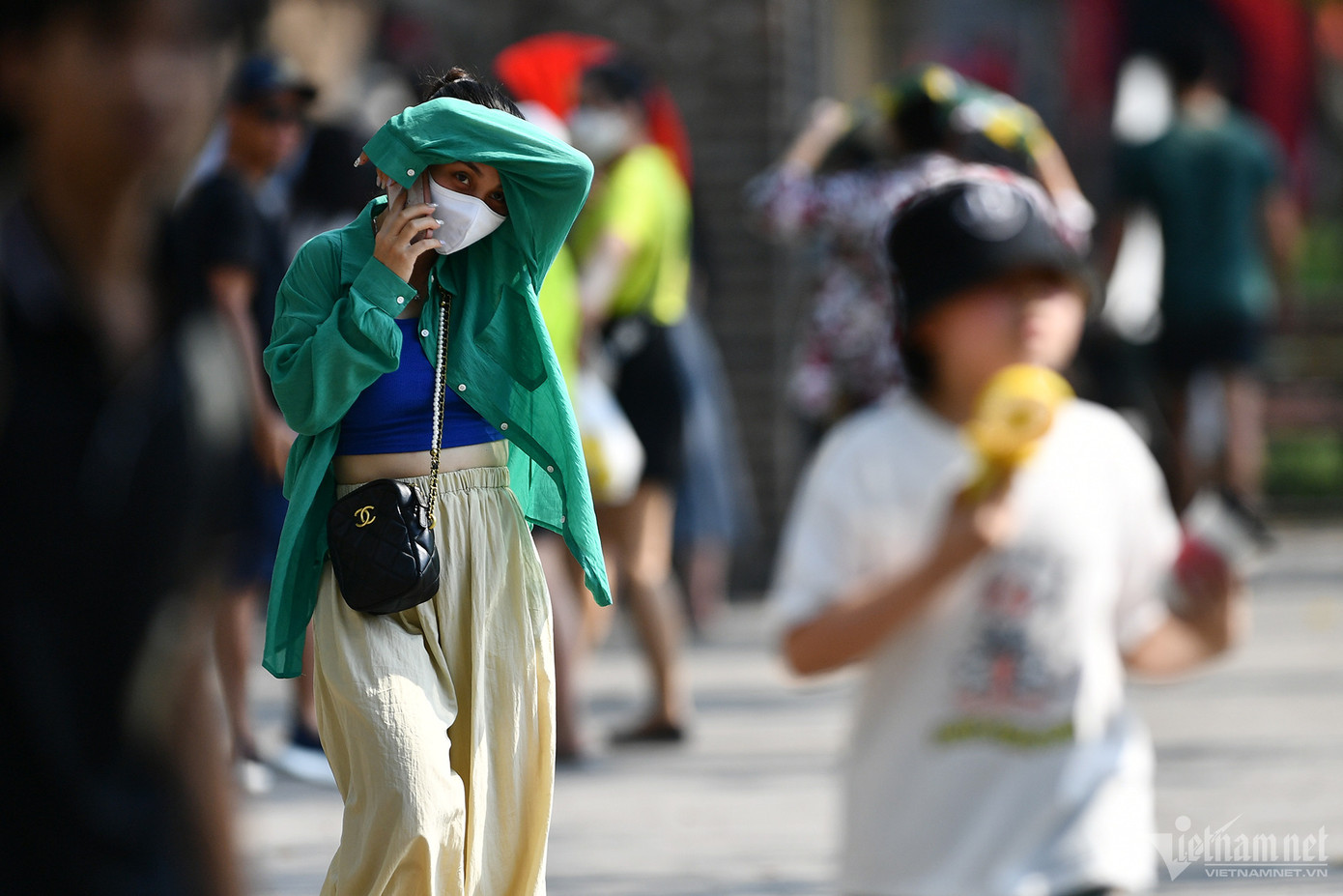 Tuy hôm nay chưa phải đỉnh điểm nắng nóng nhưng nhiều người chưa kịp làm quen với thời tiết đầu hè đã có dấu hiệu say nắng, sốc nhiệt.