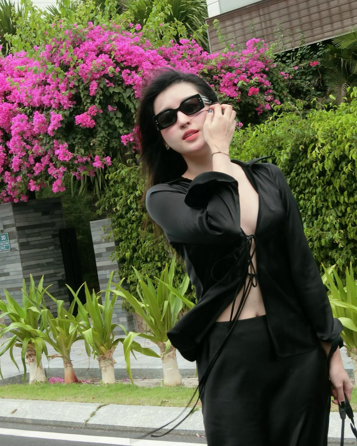 Á hậu Huyền My cùng gia đình có chuyến nghỉ ngắn ngày ở Nha Trang. Người đẹp diện áo lụa, khoe khéo vòng một quyến rũ.