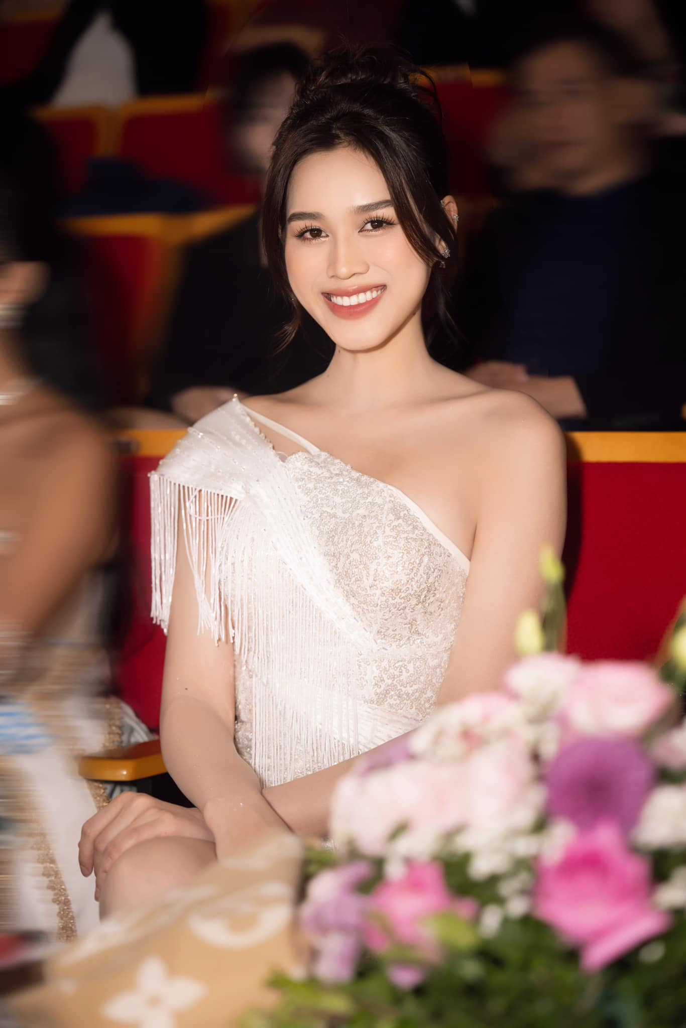 Người đẹp Thanh Hóa không muốn bạn trai gặp áp lực.