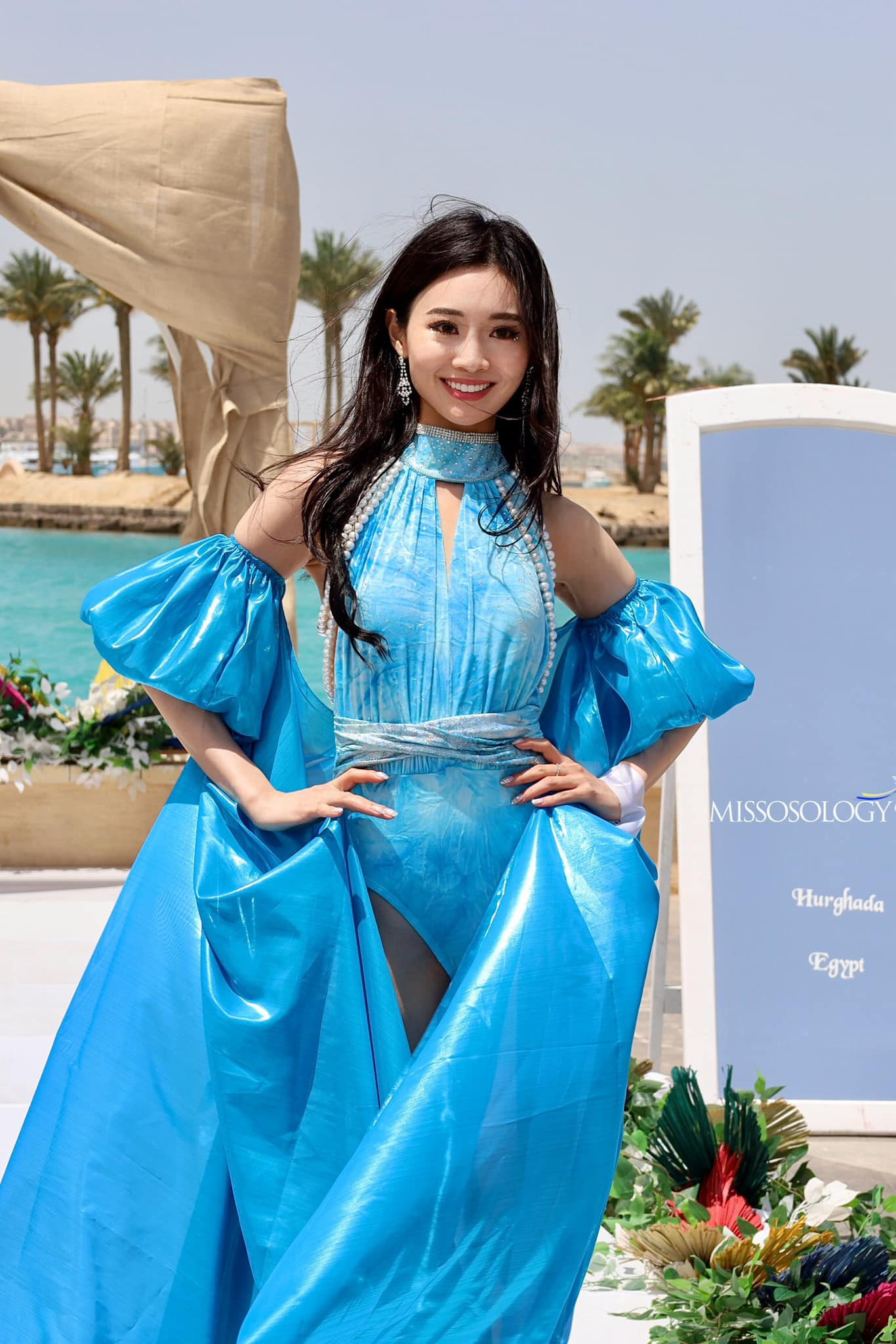 Hai người đẹp Pháp, Nhật Bản diện trang phục bị chê màu mè, quê mùa.