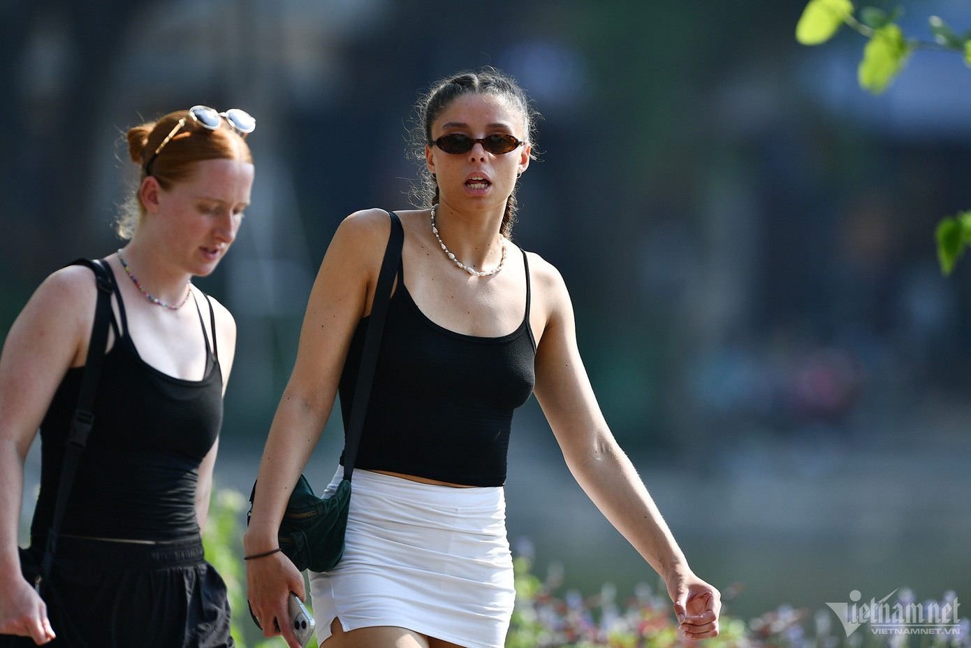 Các du khách nước ngoài đi dạo trên phố Đinh Tiên Hoàng không thoải mái với cái nắng bỏng rát.