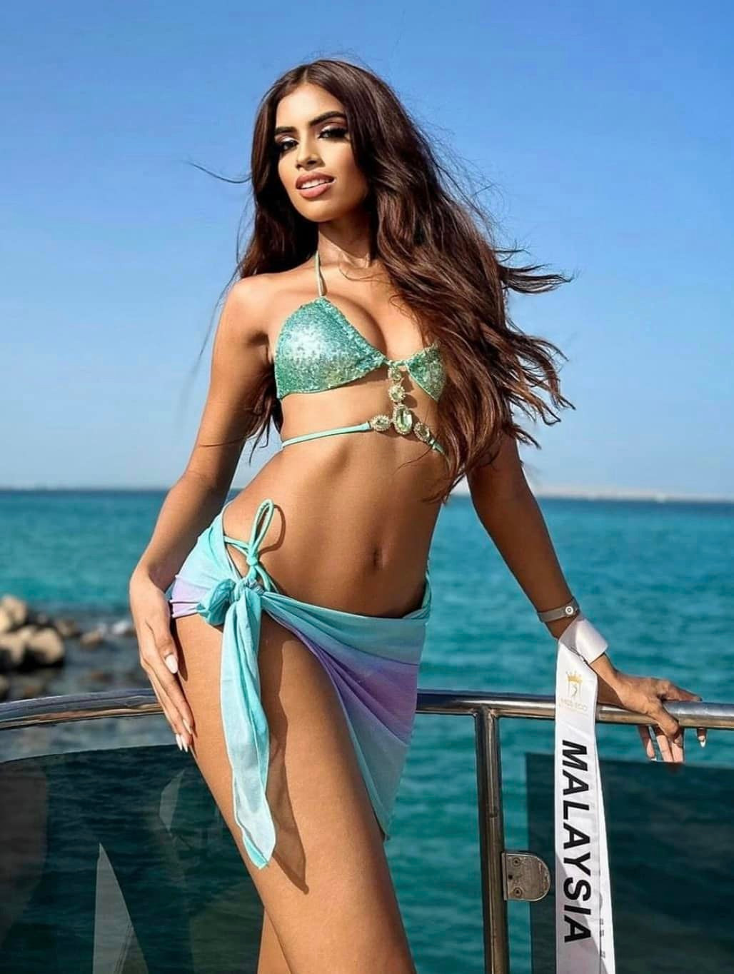 Đại diện Malaysia cũng là thí sinh sáng giá của khu vực châu Á. Cô được nhận xét có gương mặt giống Á hậu 1 Hoa hậu Hoàn vũ 2015 - Ariadna Gutiérrez.