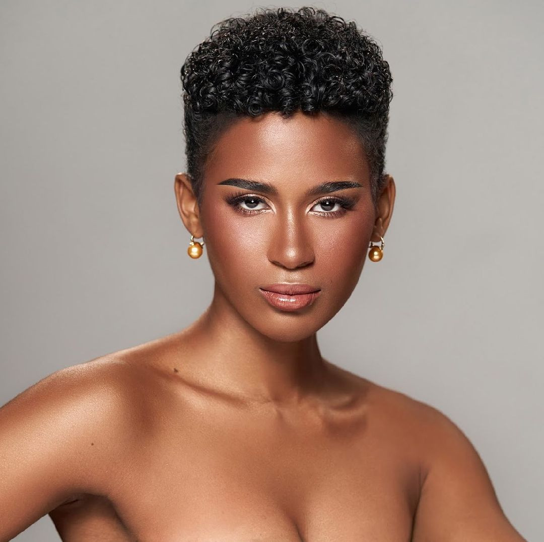 Người đẹp Alexie Mae Brooks đang gây chú ý trong quá trình tham gia cuộc thi Hoa hậu Hoàn vũ Philippines 2024 với mái tóc tém ấn tượng và thân hình săn chắc, múi bụng rắn rỏi. Cô là thí sinh nhận được nhiều sự yêu mến của khán giả.