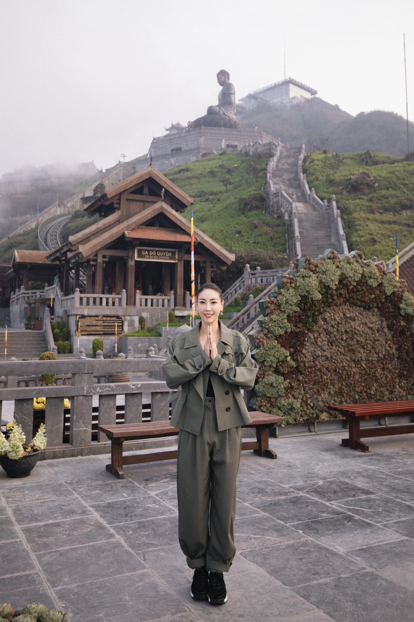 Hoa hậu Hà Kiều Anh cùng bạn bè leo đỉnh Fansipan trong dịp nghỉ lễ 30/4.