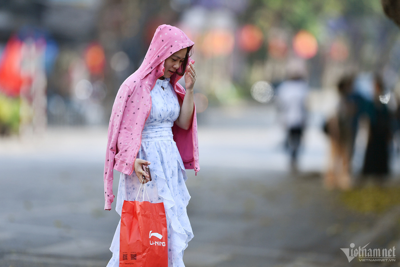 Càng về chiều, sự oi bức càng rõ rệt hơn. Có đến 23 trạm đo của cơ quan khí tượng cho kết quả nhiệt độ trên 40 độ C vào lúc 13h trưa nay.