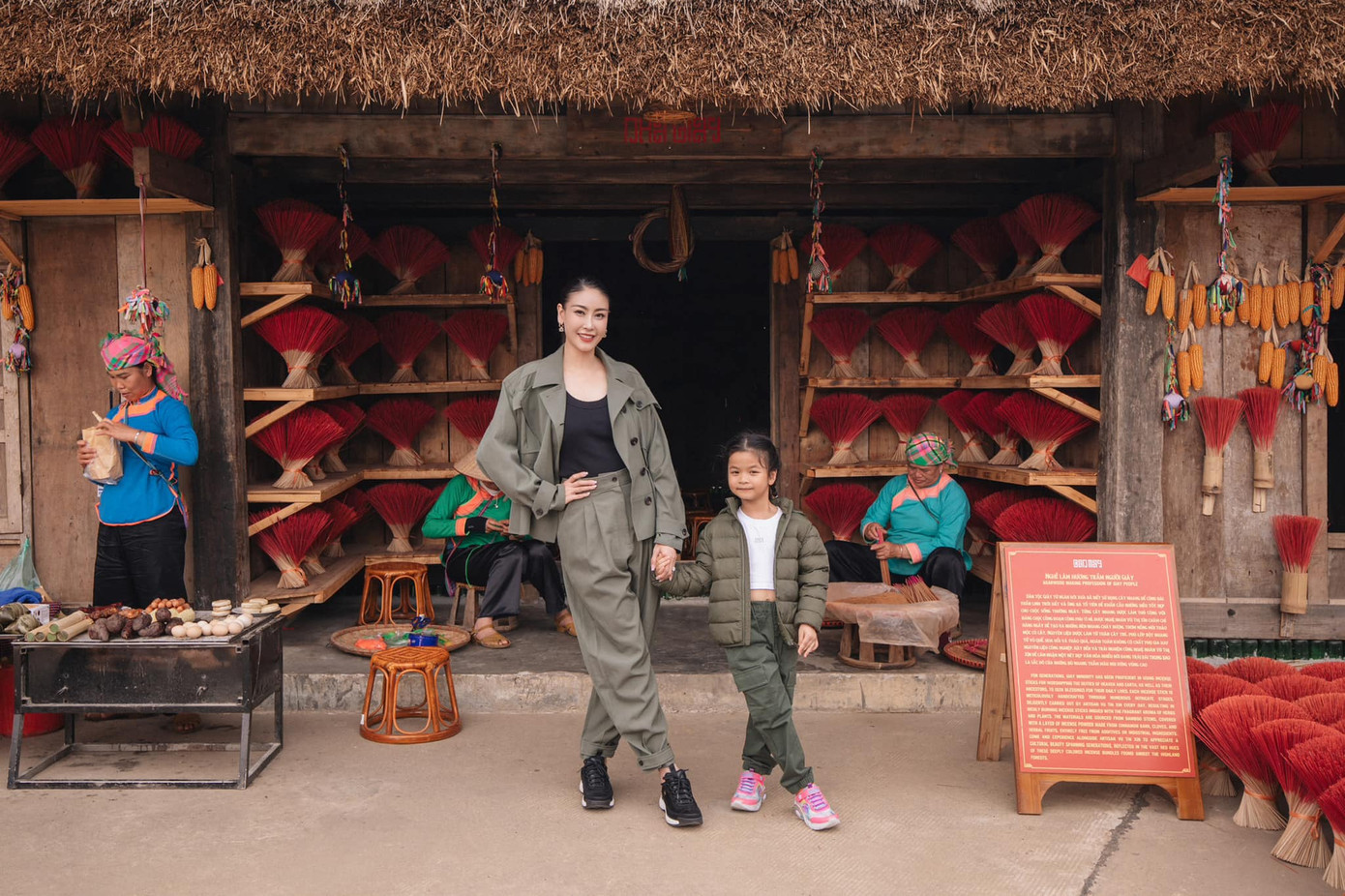 Hoa hậu Hà Kiều Anh cùng bạn bè leo đỉnh Fansipan trong dịp nghỉ lễ 30/4.