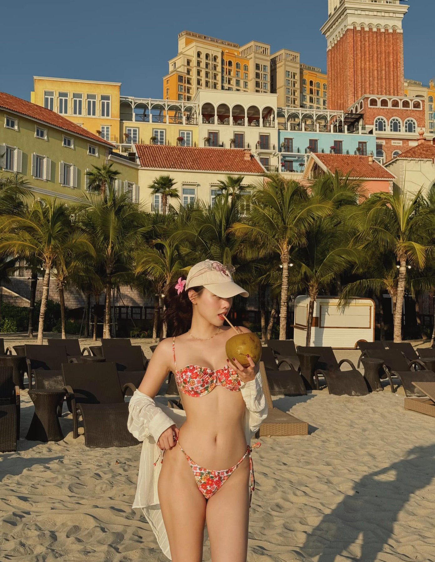 Á hậu Hòa bình Việt Nam 2023 Đặng Hoàng Tâm Như diện bikini họa tiết, khoe dáng trên bãi biển trong kỳ nghỉ lễ dài ngày.