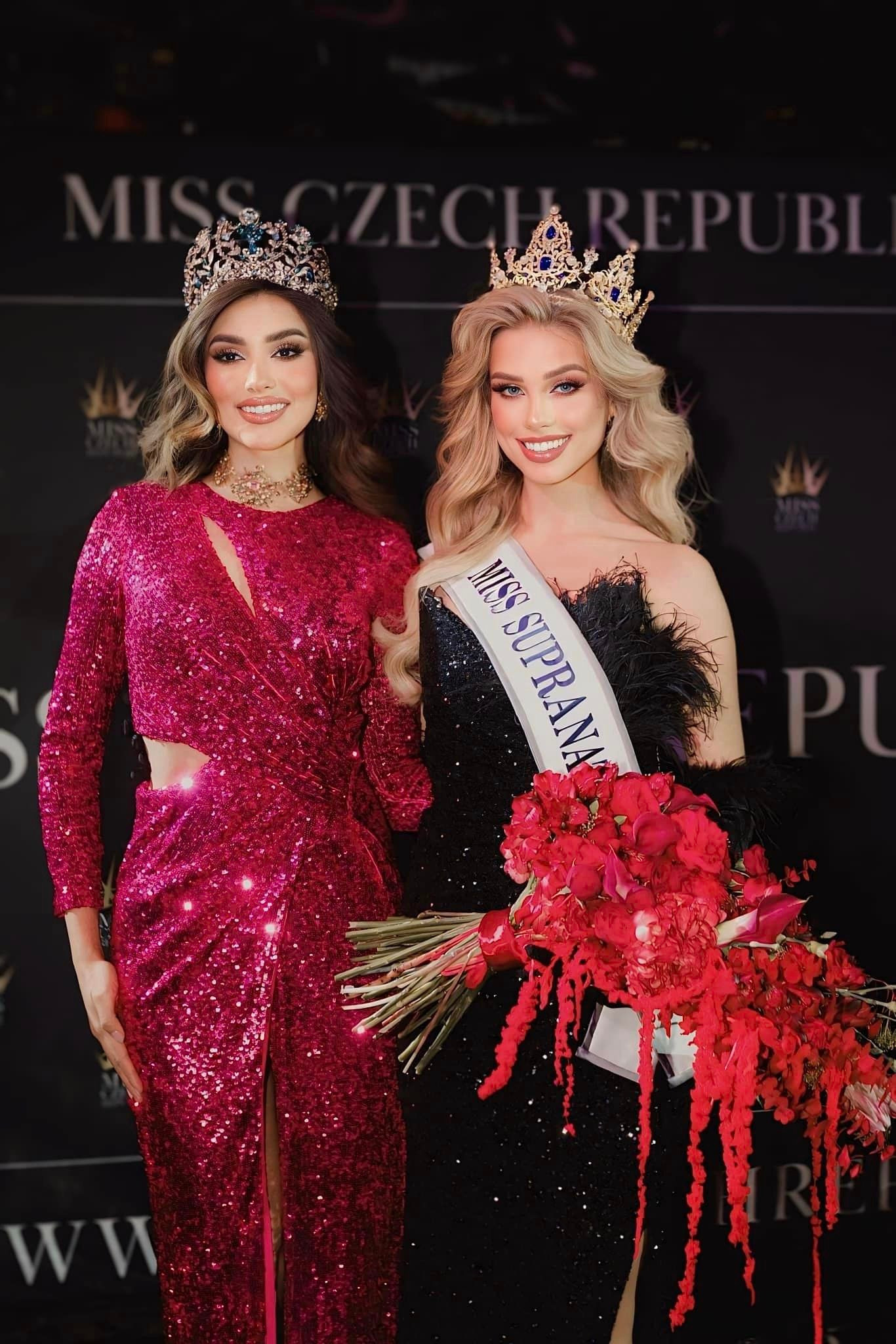 Justýna Zedníková được đương kim Hoa hậu Siêu quốc gia 2023 Andrea Aguilera trao sash và vương miện.