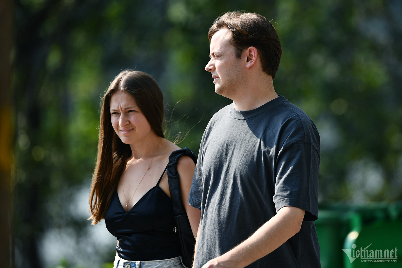 Cơ quan khí tượng cảnh báo, do ảnh hưởng của nắng nóng gay gắt và kết hợp với độ ẩm thấp nên có nguy cơ xảy ra cháy nổ và hỏa hoạn ở khu vực dân cư do nhu cầu sử dụng điện tăng cao. Ngoài ra, nắng nóng còn gây ra nhiều vấn đề về sức khỏe như mất nước, kiệt sức, đột qụy do sốc nhiệt.