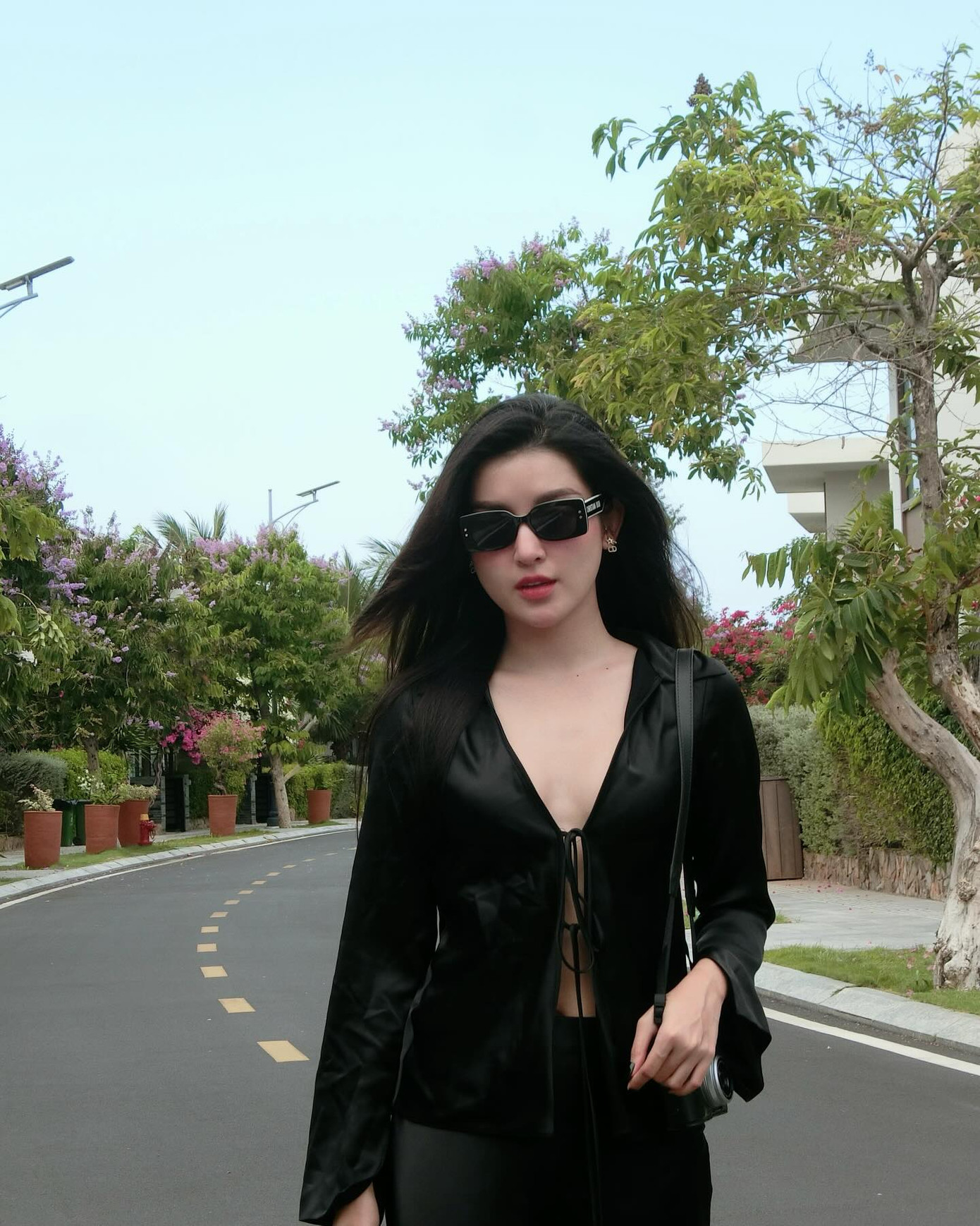 Á hậu Huyền My cùng gia đình có chuyến nghỉ ngắn ngày ở Nha Trang. Người đẹp diện áo lụa, khoe khéo vòng một quyến rũ.