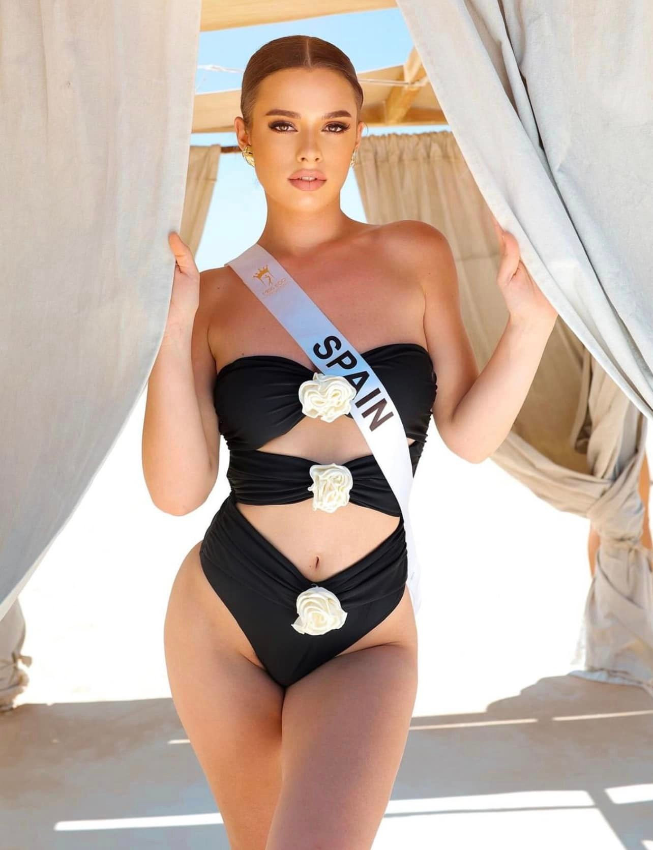 Đại diện Tây Ban Nha diện áo tắm màu đen cut-out khoe hình thể quyến rũ. Cô được đánh giá là ứng viên tiềm năng của khu vực châu Âu.