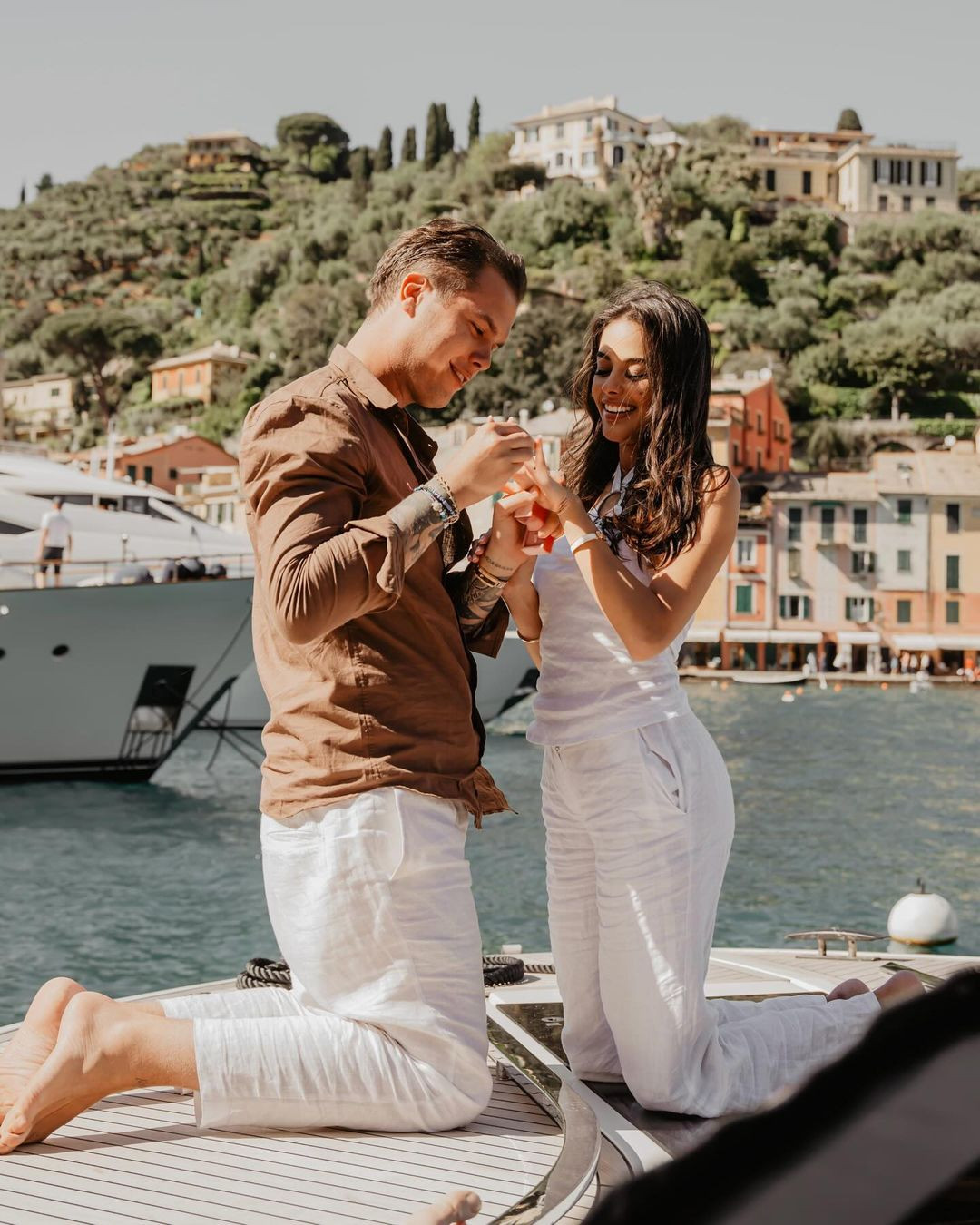 Ngày 20/4, Miss Charm Italia 2024 - Sofia Ferraris - chia sẻ trên trang cá nhân hình ảnh cô được bạn trai doanh nhân quỳ gối cầu hôn. Bạn trai cầu hôn Sofia Ferraris trong một buổi tiệc được tổ chức trên du thuyền với sự tham dự của bạn bè thân thiết. Người đẹp đã xúc động nói đồng ý.