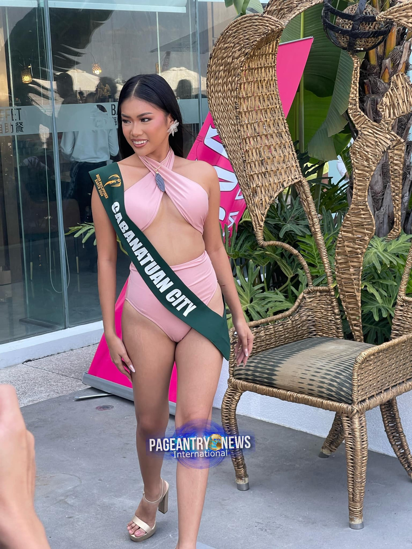 Dàn thí sinh trình diễn bikini trong sự kiện. Các người đẹp sải bước trên sàn catwalk gỗ ở bể bơi của resort.