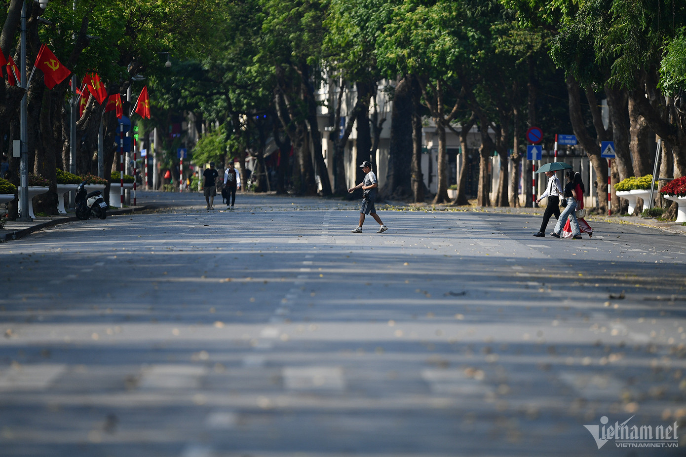 Do Hà Nội nóng hơn 40 độ C, phố đi bộ hồ Gươm từ gần trưa đến 16h ngày đầu nghỉ lễ 30/4 và 1/5 rất vắng bóng người.