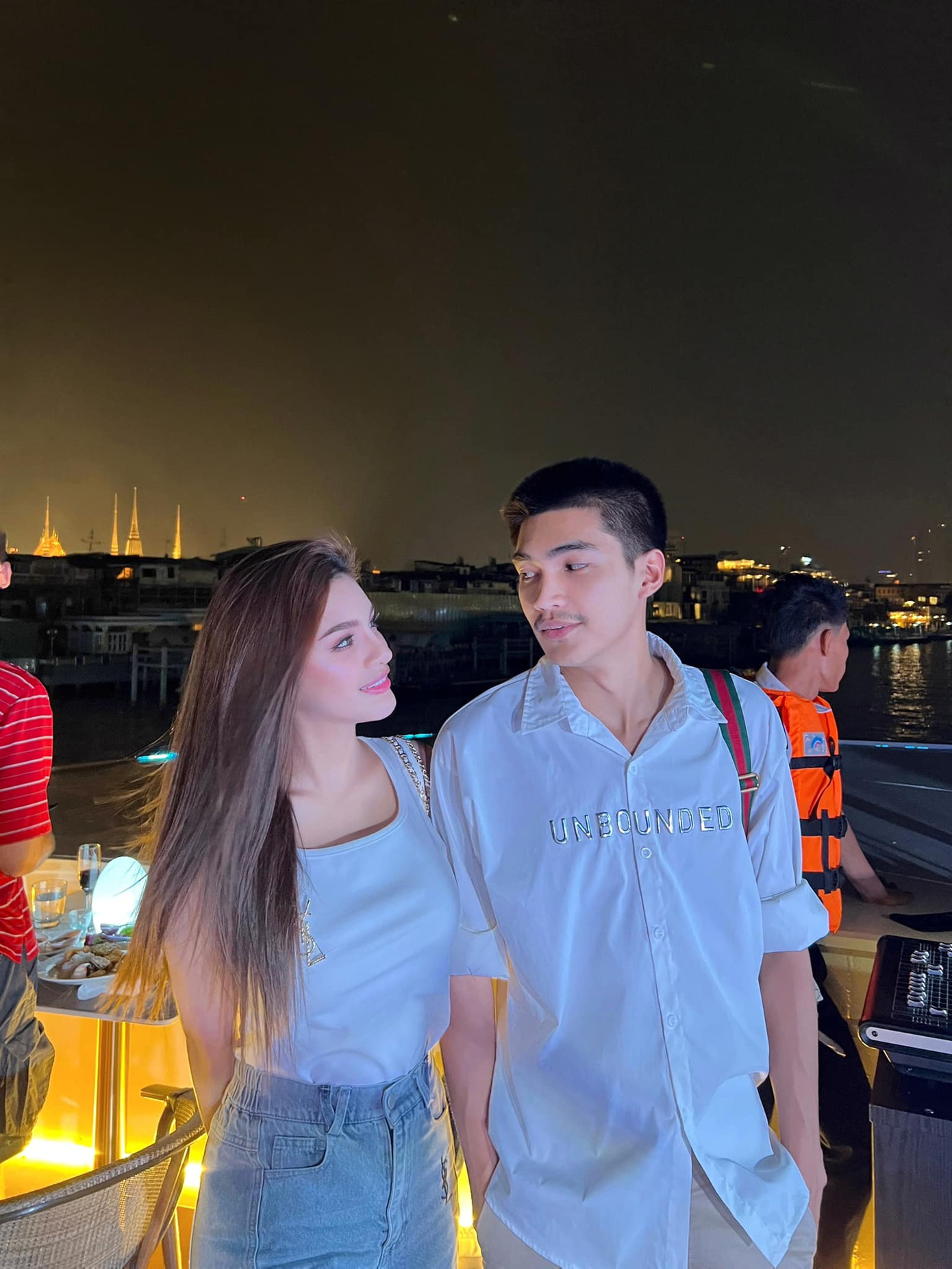 Narisa Yeesun và bạn trai Panupong Borirak.