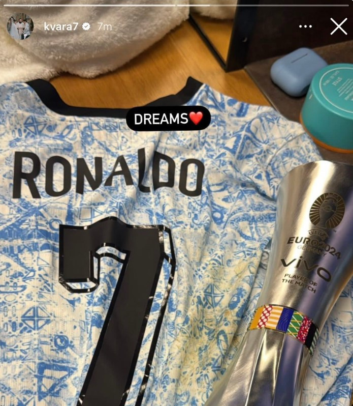 Kvaratskhelia khoe đổi áo đấu với Ronaldo