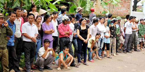 Hàng trăm người dân kéo đến xem cảnh sát khám nghiệm hiện trường