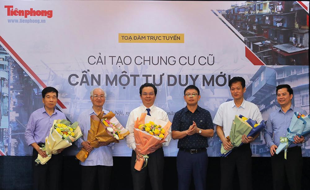 Nhà báo Phùng Công Sưởng - Phó Tổng Biên tập báo Tiền Phong tặng hoa các vị khách mời tại buổi tọa đàm trực tuyến. Nhà báo Phùng Công Sưởng - Phó Tổng Biên tập báo Tiền Phong tặng hoa các vị khách mời tại buổi tọa đàm trực tuyến.